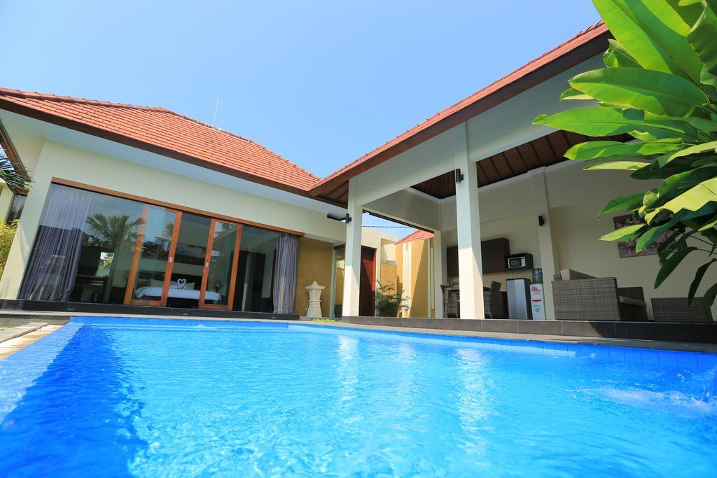 Putri Bali Villa Seminyak Esterno foto