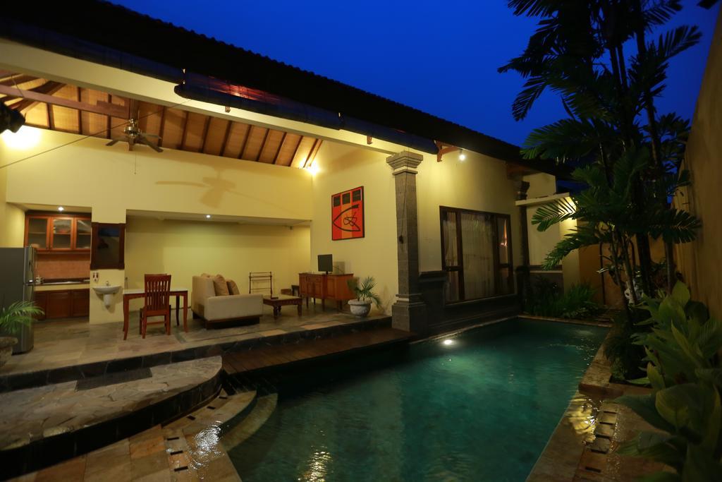 Putri Bali Villa Seminyak Esterno foto